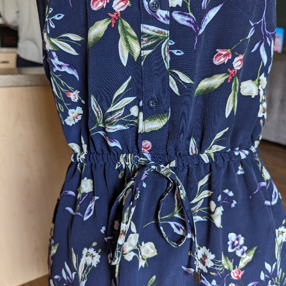 Floral Catharine Malandrino Dress with Cinch Waist and Button Detail - Picture 5 of 9